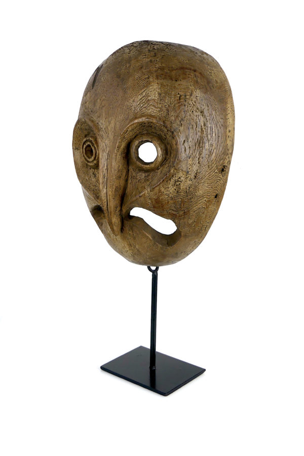Masque zoomorphe inuit Groenland en bois sur socle (3/4)