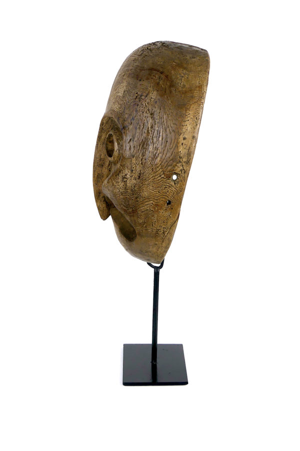 Masque zoomorphe inuit Groenland en bois sur socle (profil)