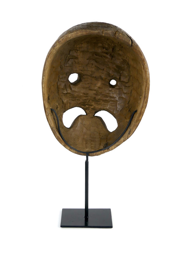 Masque zoomorphe inuit Groenland en bois sur socle (dos)
