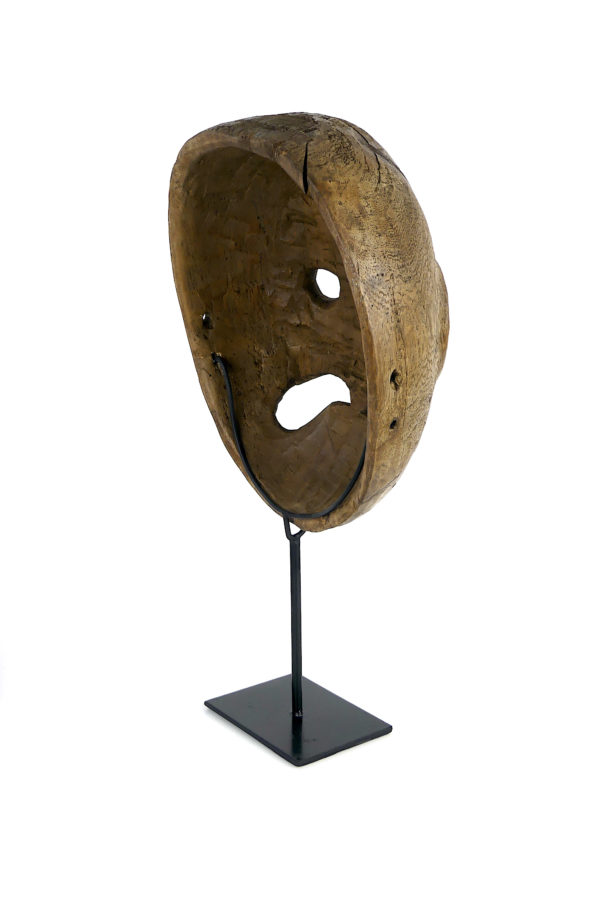 Masque zoomorphe inuit Groenland en bois sur socle (3/4 dos)
