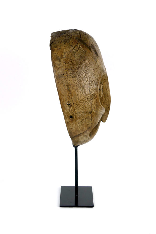 Masque zoomorphe inuit Groenland en bois sur socle (profil)