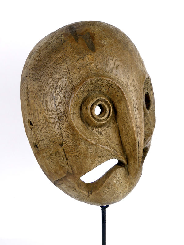 Masque zoomorphe inuit Groenland en bois sur socle (3/4)