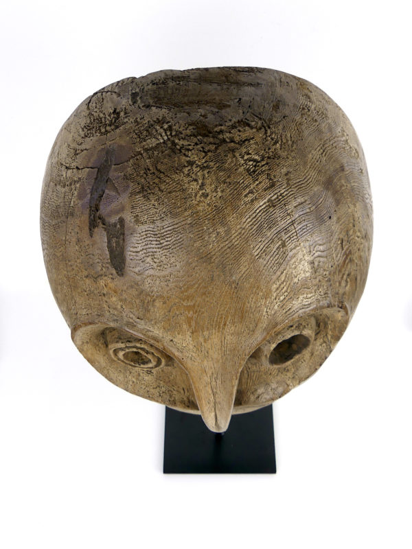 Masque zoomorphe inuit Groenland en bois sur socle (dessus)