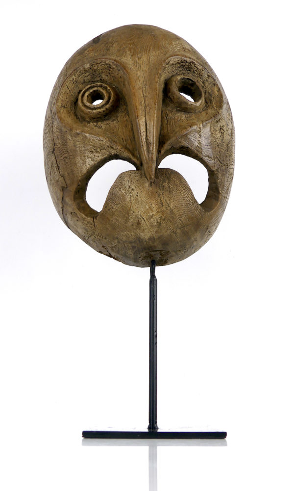 Masque zoomorphe inuit Groenland en bois sur socle (face)
