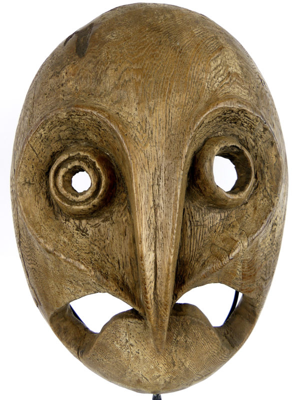 Masque zoomorphe inuit Groenland en bois sur socle (face)