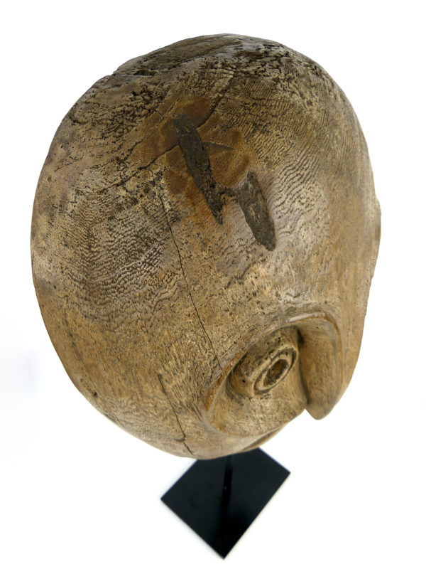 Masque zoomorphe inuit Groenland en bois sur socle (dessus 3/4)
