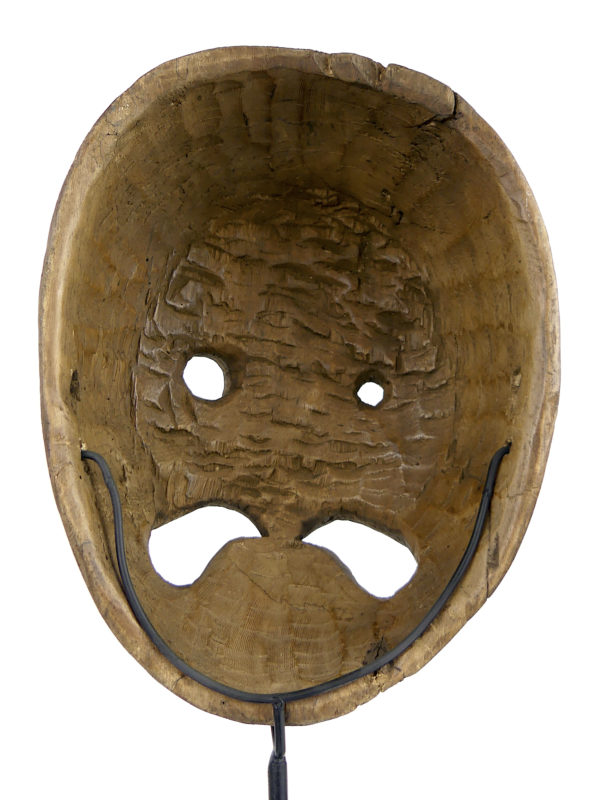 Masque zoomorphe inuit Groenland en bois sur socle (dos)