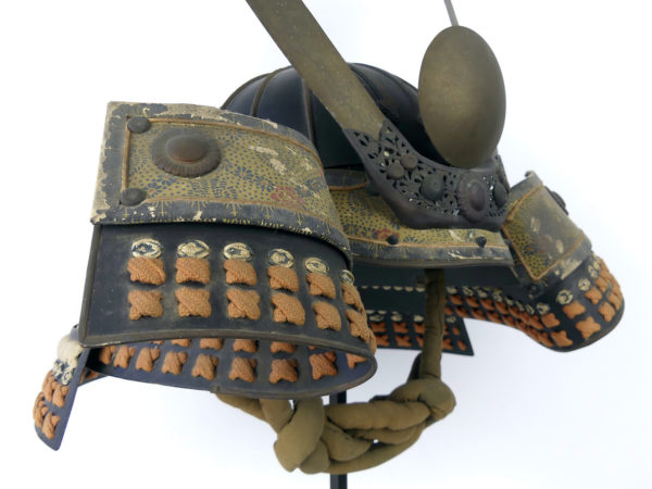 Kabuto ancien de samouraï Meiji (détail 3/4)