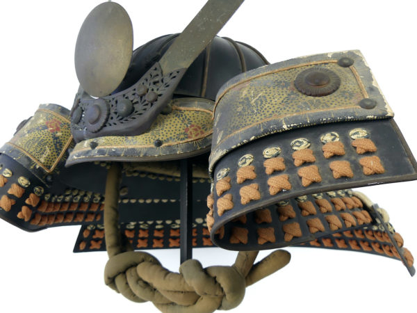 Kabuto ancien de samouraï Meiji (détail 3/4)