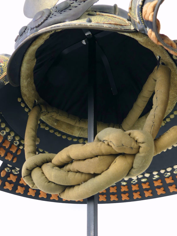 Kabuto ancien de samouraï Meiji (détail dessous)