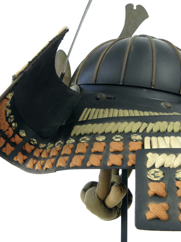 Kabuto ancien de samouraï Meiji (détail profil)