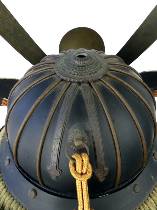 Kabuto ancien de samouraï Meiji (détail dessus)