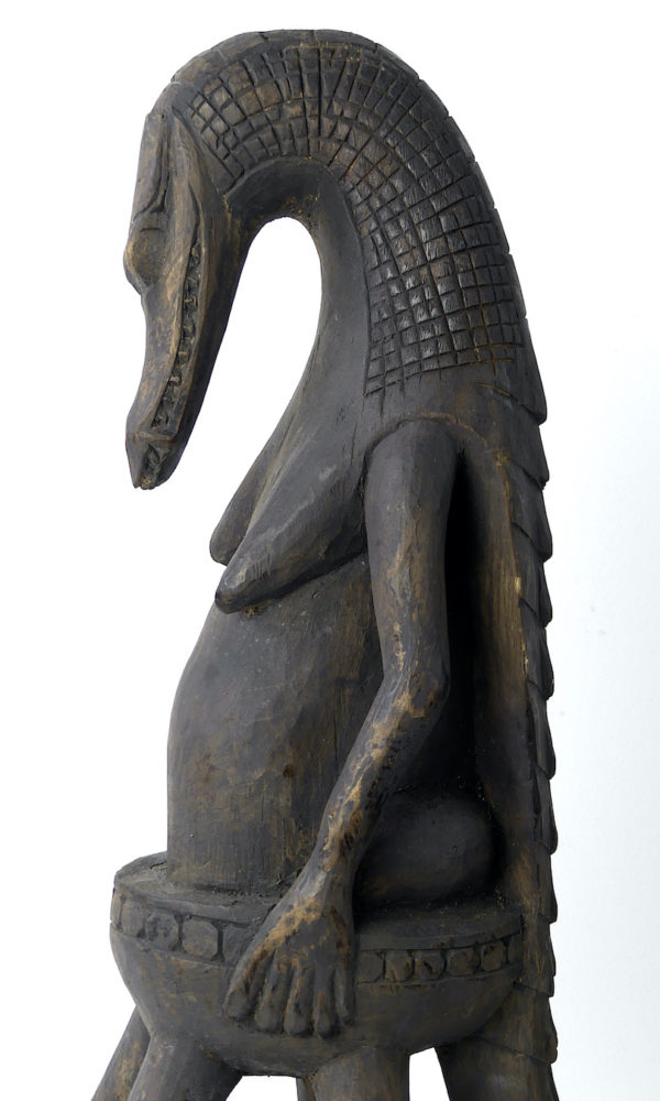 Statue zoomorphe Pukpuk Meri femme-crocodile (profil détail)