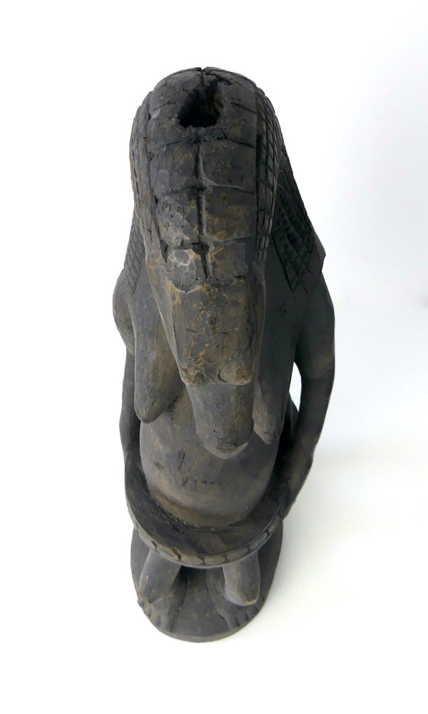 Statue zoomorphe Pukpuk Meri femme-crocodile (dessus)