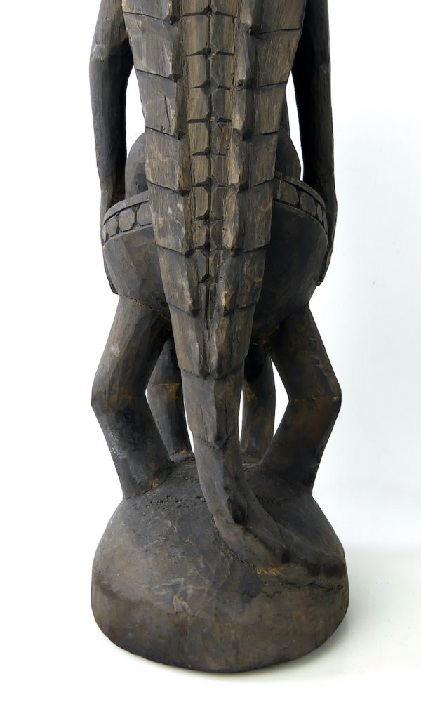 Statue zoomorphe Pukpuk Meri femme-crocodile (détail dos)