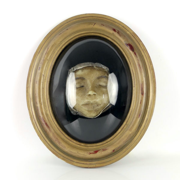 Petit visage en cire sous verre bombé (face)
