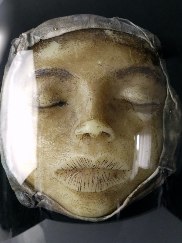 Petit visage en cire sous verre bombé (détail)