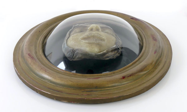 Petit visage en cire sous verre bombé (dessous)