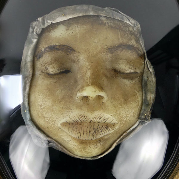 Petit visage en cire sous verre bombé (détail)