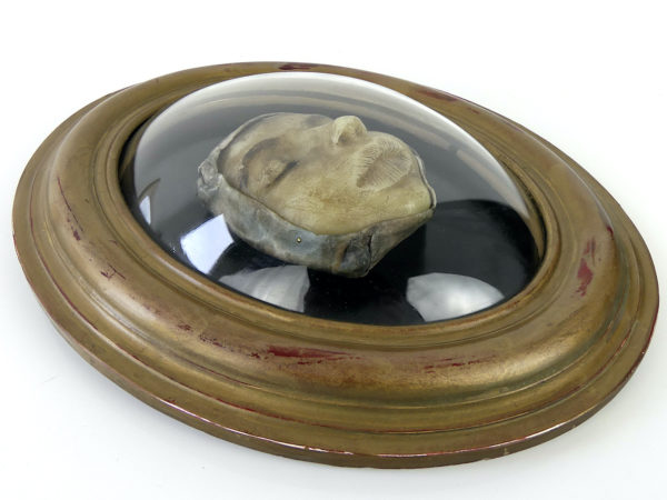 Petit visage en cire sous verre bombé (3/4)