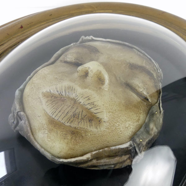 Petit visage en cire sous verre bombé (détail 3/4)