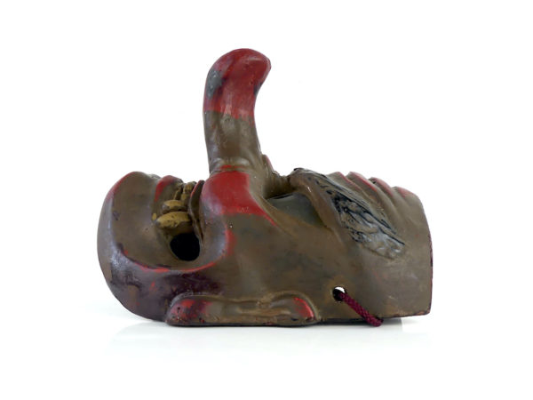 Masque Tengu ancien en terre cuite (profil)