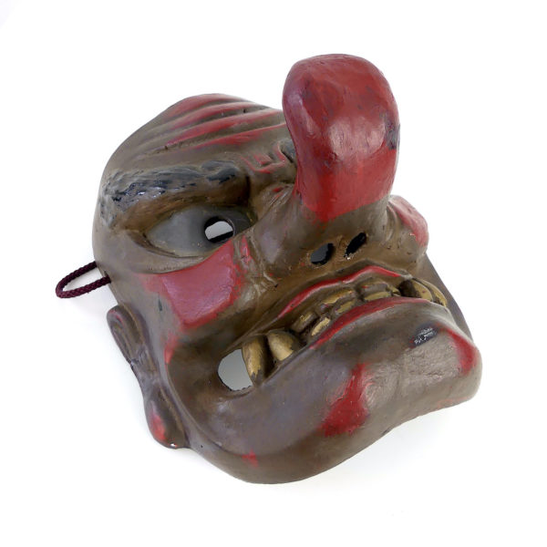Masque Tengu ancien en terre cuite (dessus 3/4)