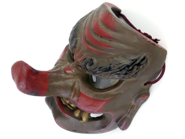 Masque Tengu ancien en terre cuite (dessus 3/4)