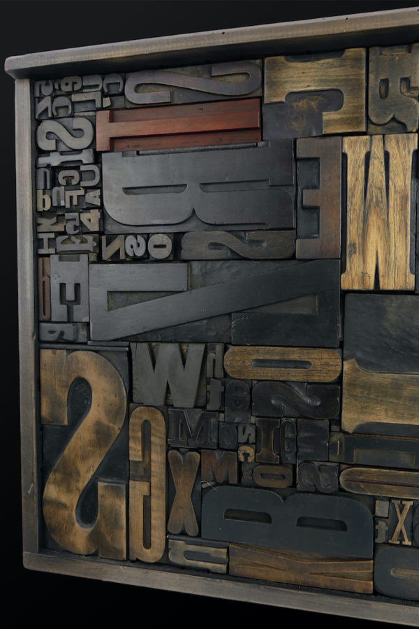 Grand cadre de lettres d’imprimerie (détail)