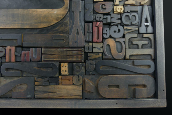 Grand cadre de lettres d’imprimerie (détail)