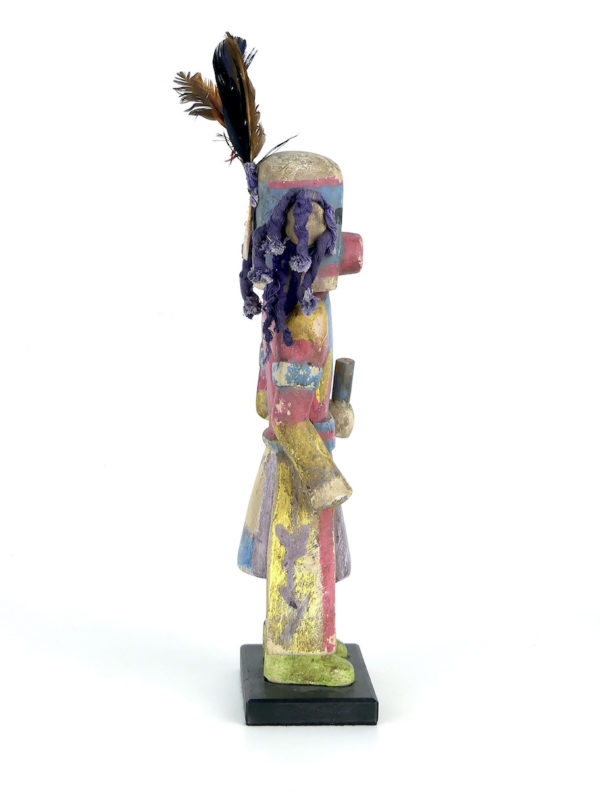Poupée Kachina aux boucles mauves en bois (profil)