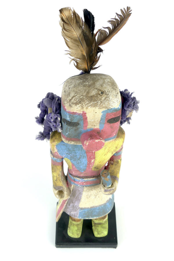 Poupée Kachina aux boucles mauves en bois (dessus)