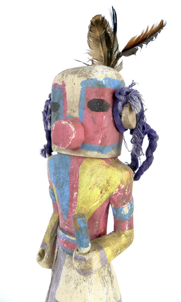 Poupée Kachina aux boucles mauves en bois (détail 3/4)