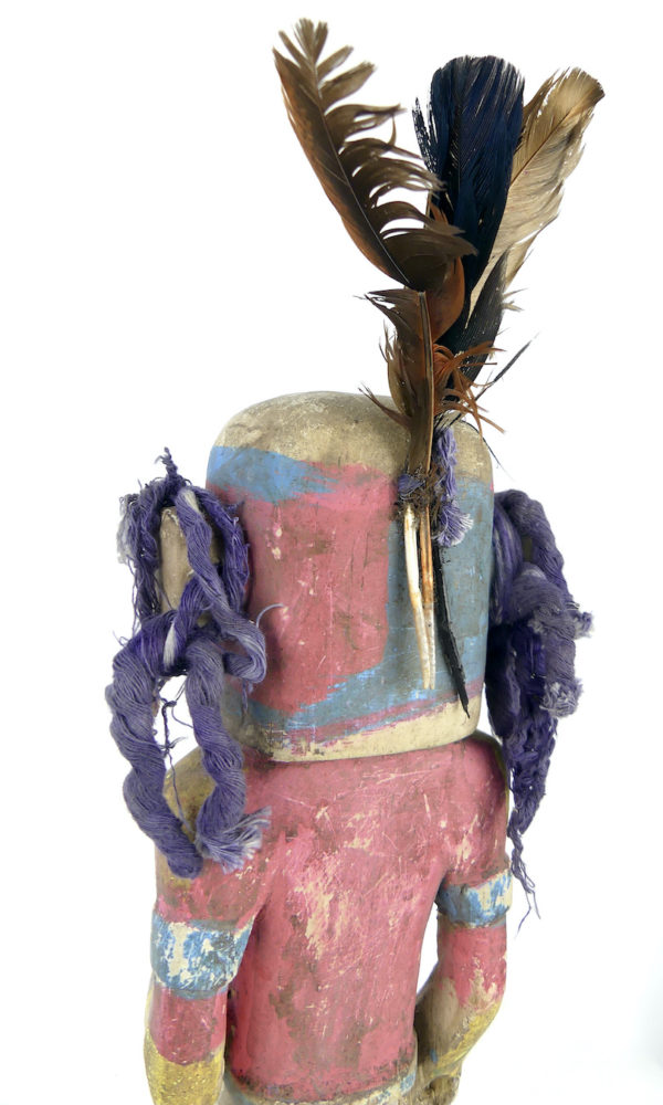 Poupée Kachina aux boucles mauves en bois (détail 3/4 dos)