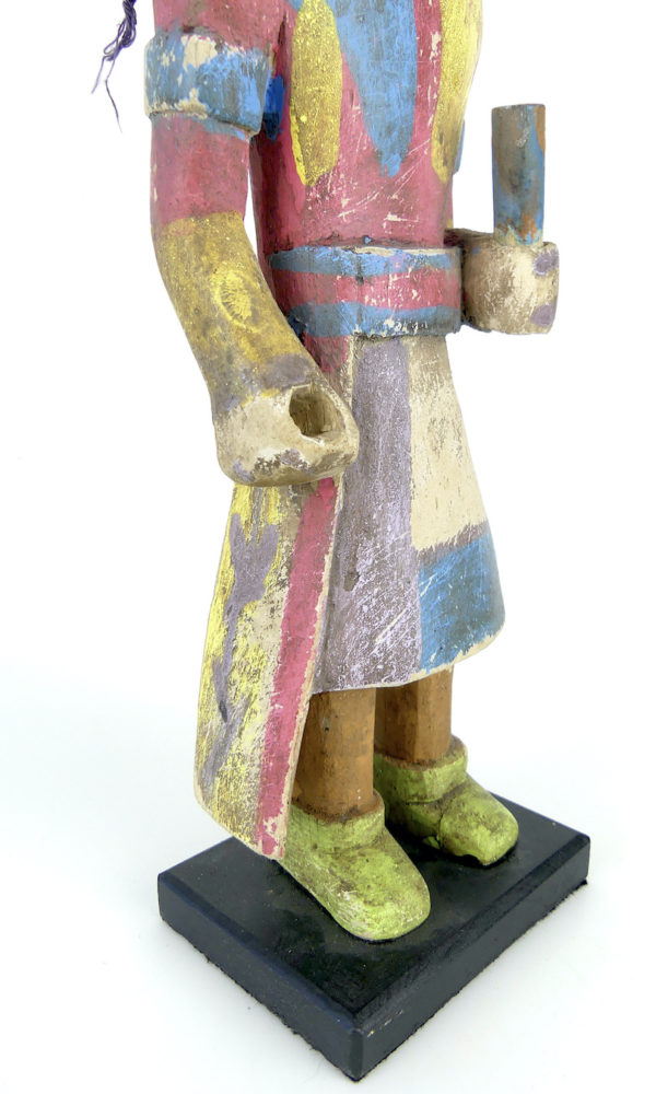 Poupée Kachina aux boucles mauves en bois (détail 3/4)