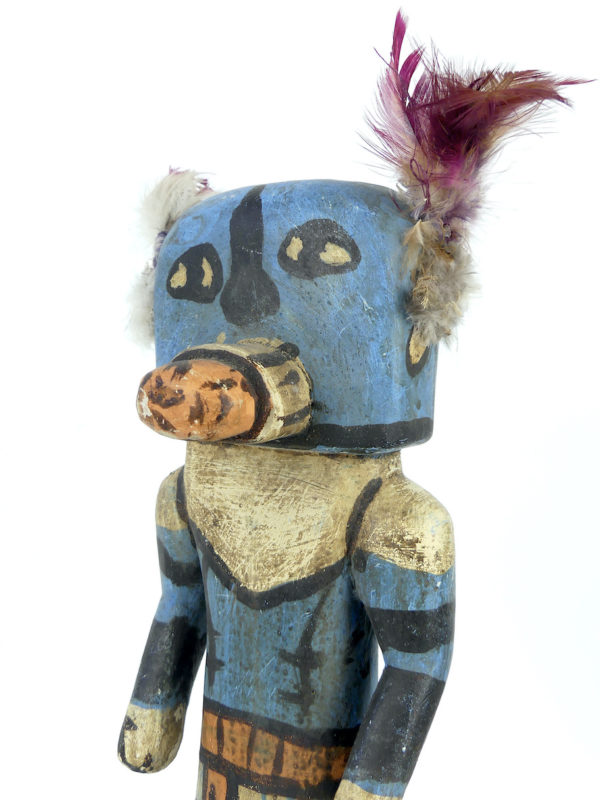 Poupée Kachina bleue en bois (détail 3/4)