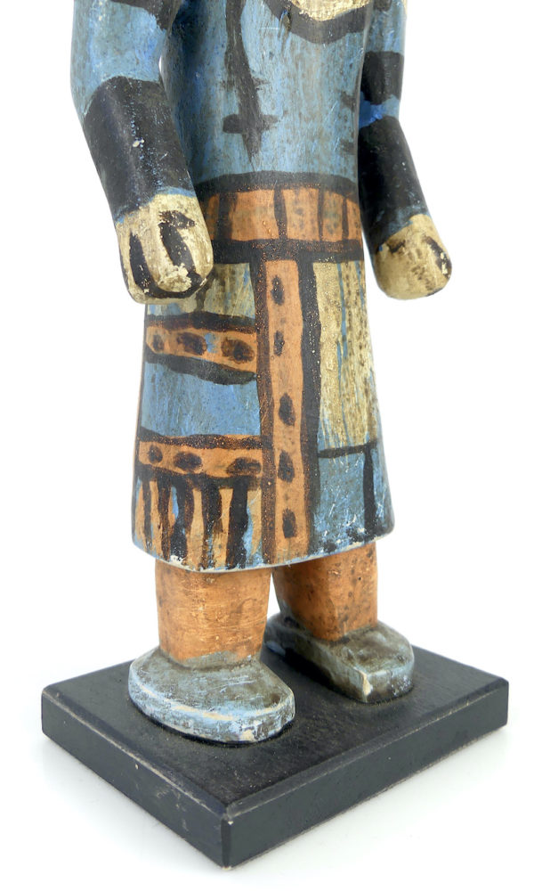 Poupée Kachina bleue en bois (détail 3/4)
