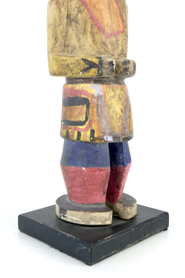 Poupée Kachina aux grandes oreilles plates en bois (détail 3/4)