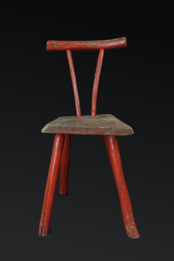 Chaise rustique rouge ancienne en bois brut (face)