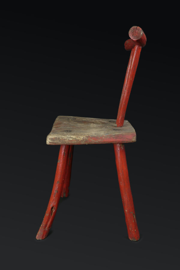 Chaise rustique rouge ancienne en bois brut (profil)