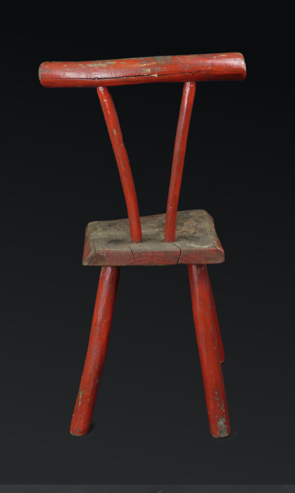 Chaise rustique rouge ancienne en bois brut (dos)