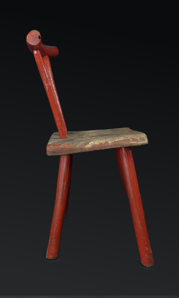 Chaise rustique rouge ancienne en bois brut (profil)