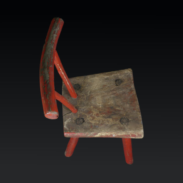 Chaise rustique rouge ancienne en bois brut (dessus)