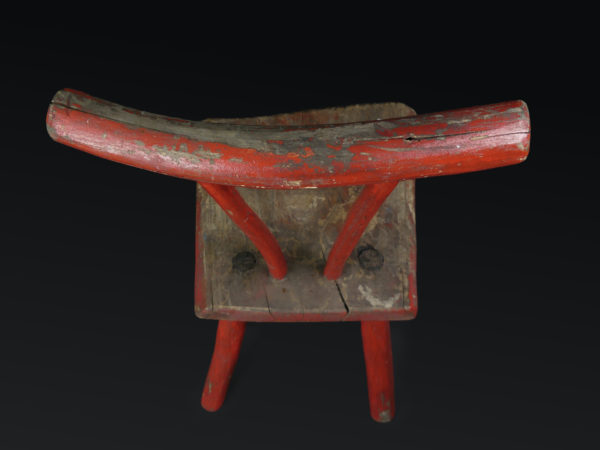 Chaise rustique rouge ancienne en bois brut (dessus)