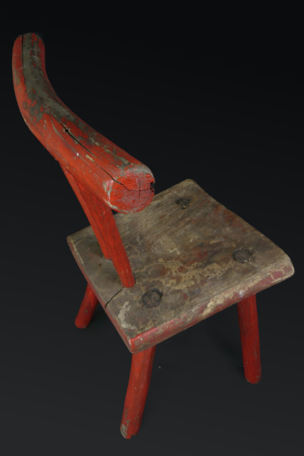 Chaise rustique rouge ancienne en bois brut (dessus 3/4)
