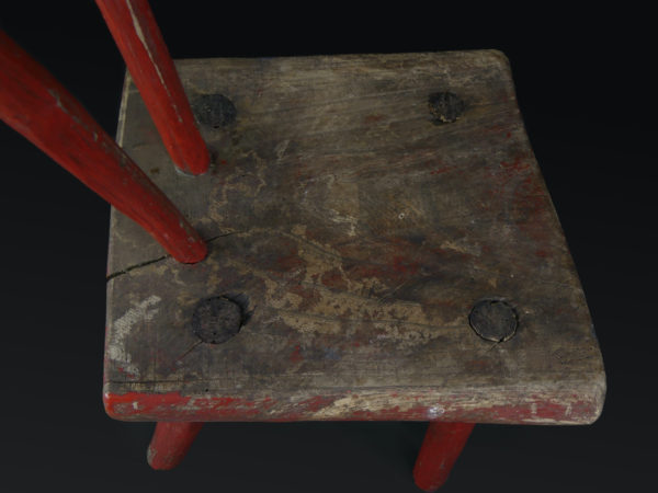 Chaise rustique rouge ancienne en bois brut (dessus détail)