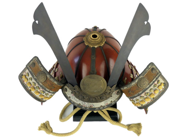 Kabuto rouge kamon Takanoha Ère Edo (dessus 3/4)