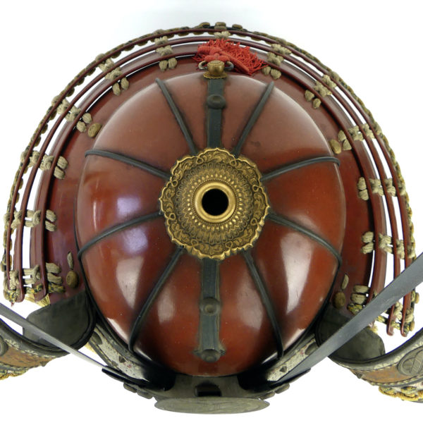 Kabuto rouge kamon Takanoha Ère Edo (dessus)