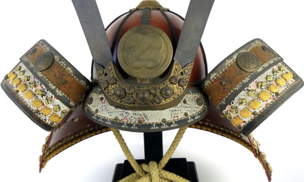 Kabuto rouge kamon Takanoha Ère Edo (détail face)