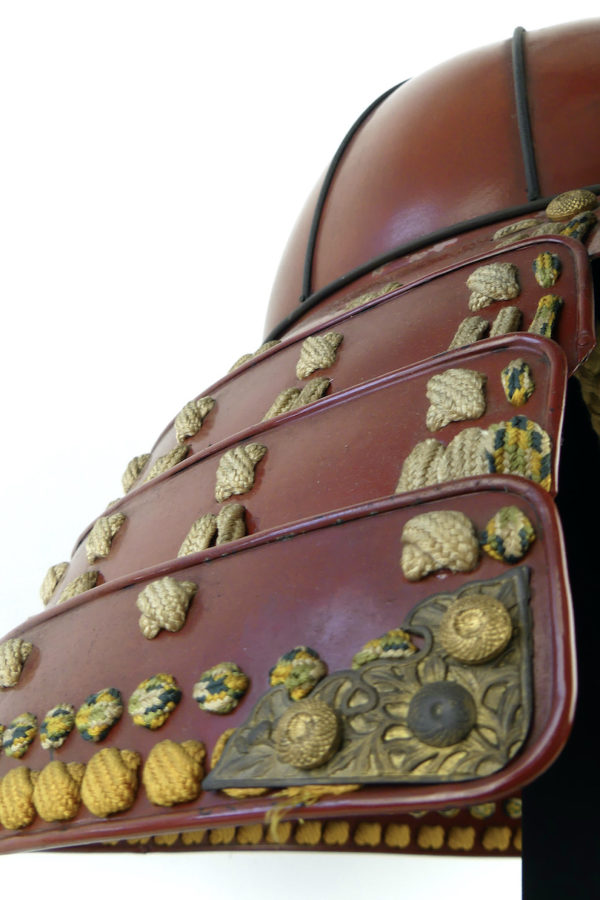 Kabuto rouge kamon Takanoha Ère Edo (détail profil)